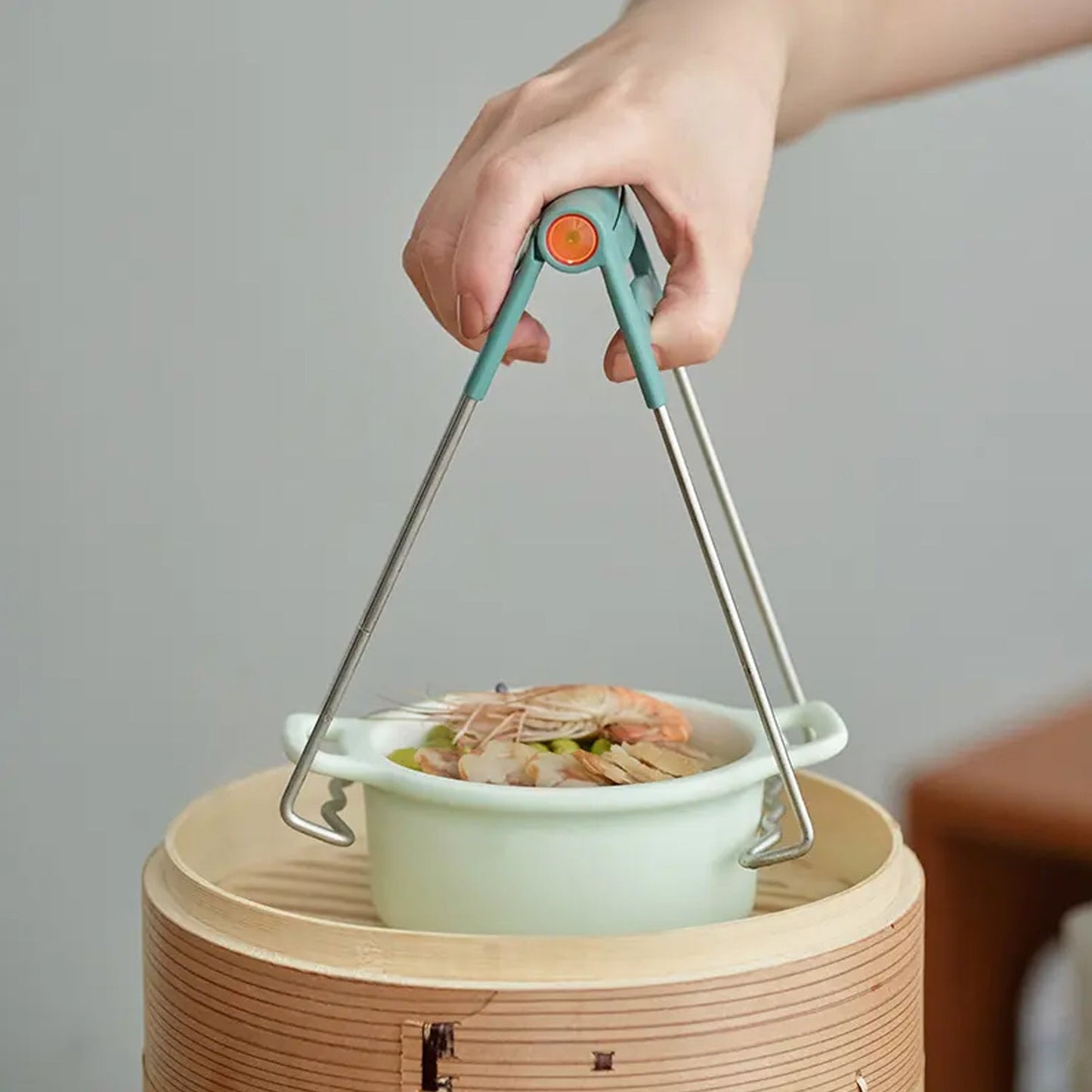 Compact and lightweight kitchen tongs designed for safe plate lifting