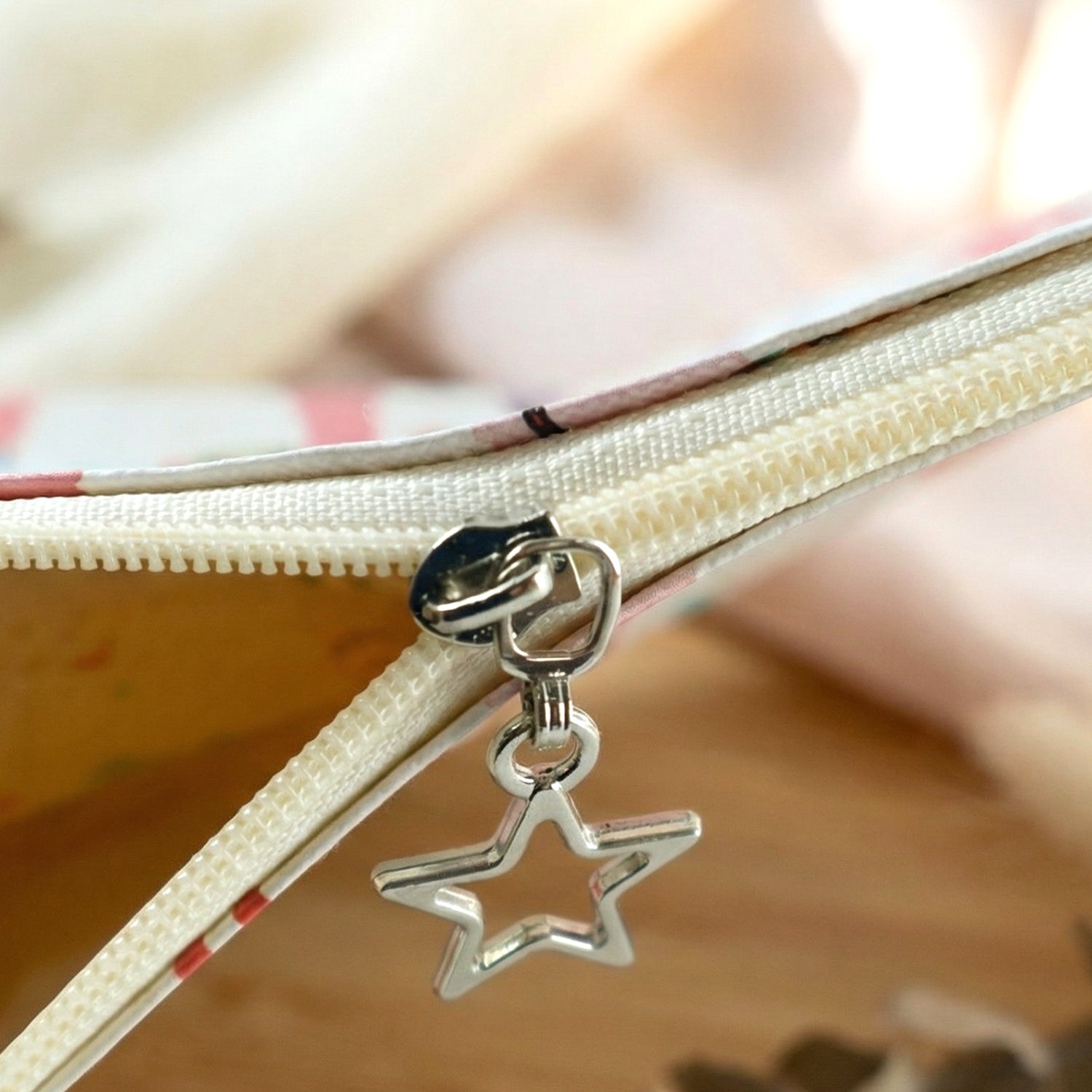 Neutral image showing zipper pouch from side