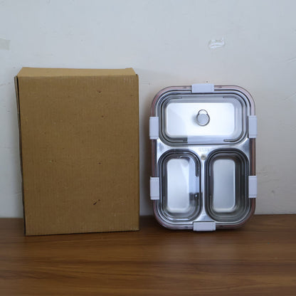 Detail of the steam-release vent on the transparent lid of the tiffin box.