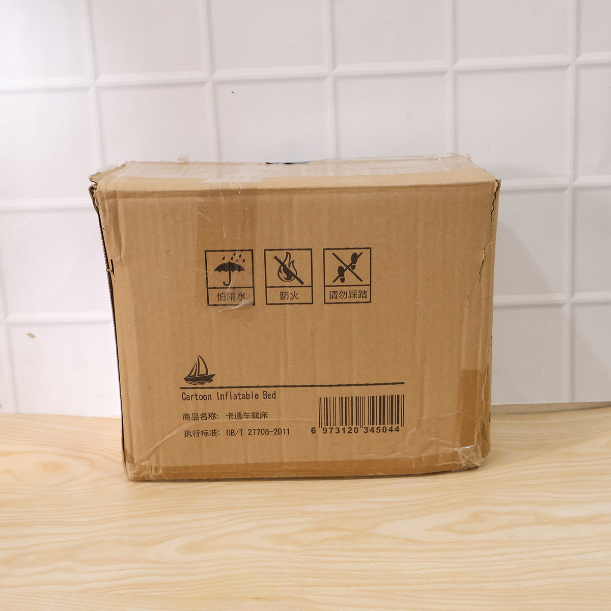 Packaging box of inflatable pig design car mattress