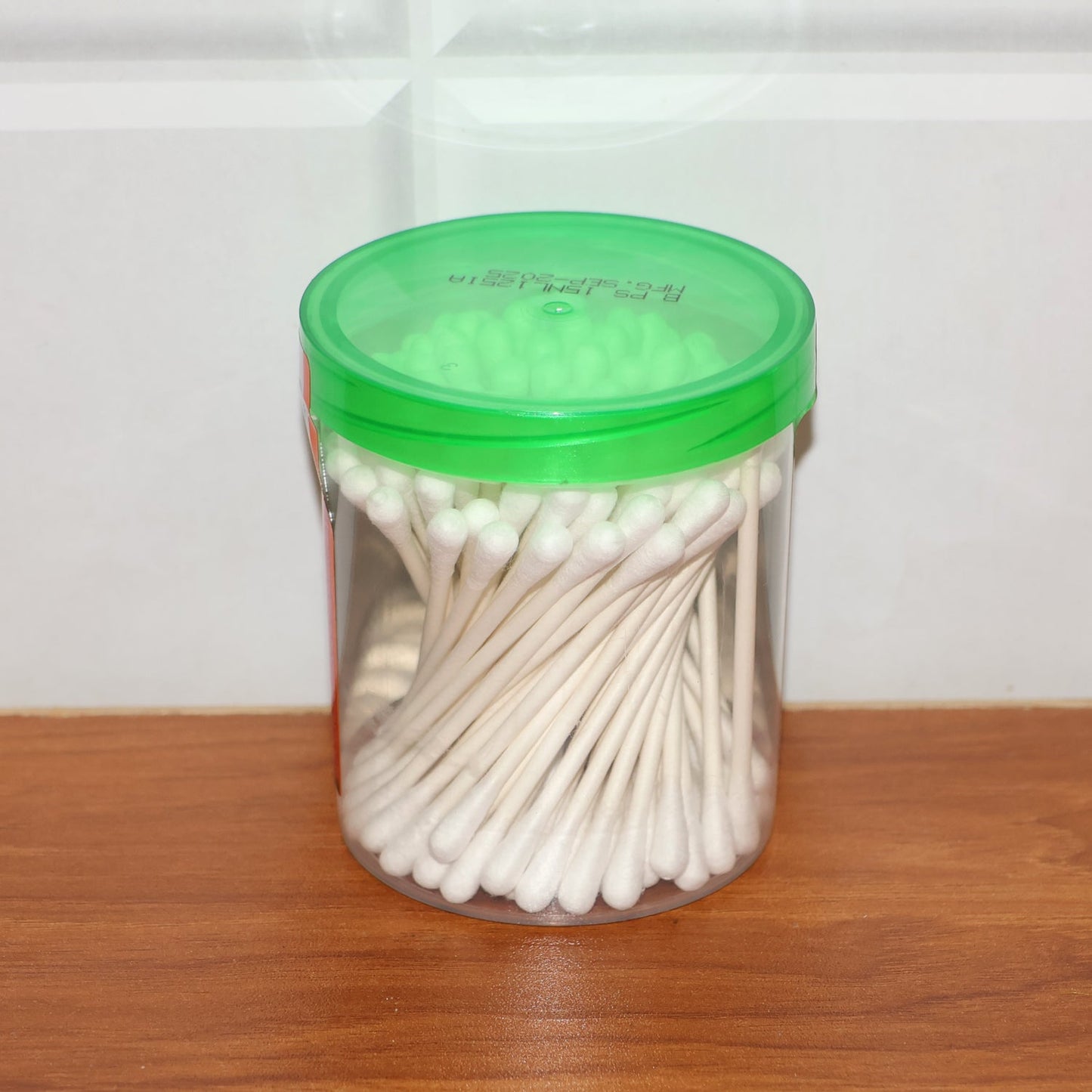 Tulips 100-piece pack of hygienic paper-stick cotton swabs with branding.
