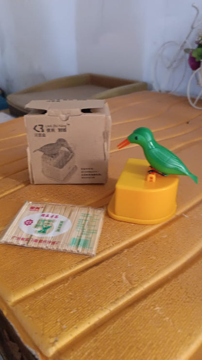 Bird-shaped portable toothpick dispenser with large capacity for dining use