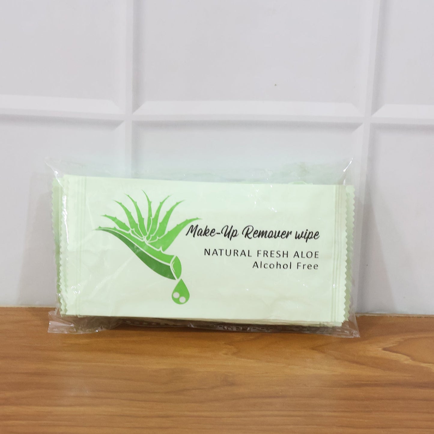 Refreshing aloe makeup remover wipes for sensitive and dry skin