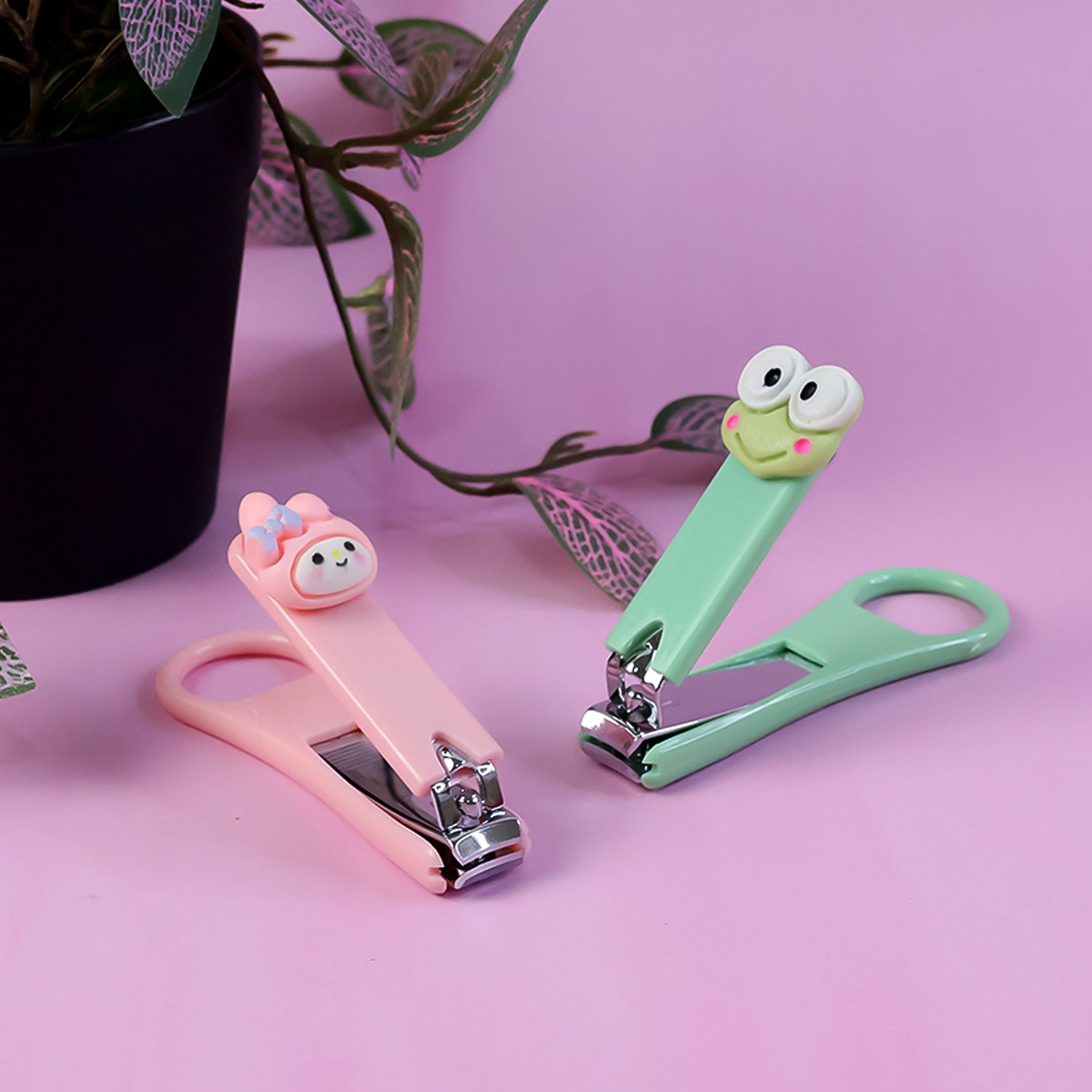 Child-safe curved blade nail clipper designed for baby nails