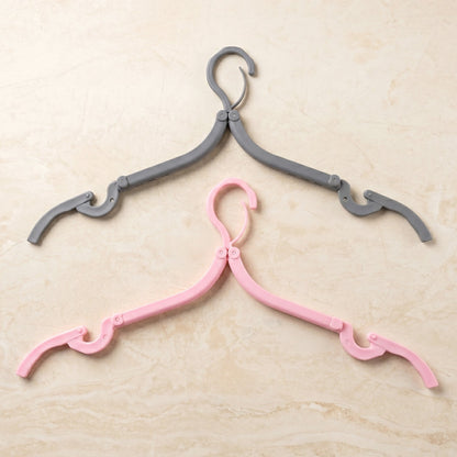 Skid-proof foldable hanger preventing clothes from slipping off