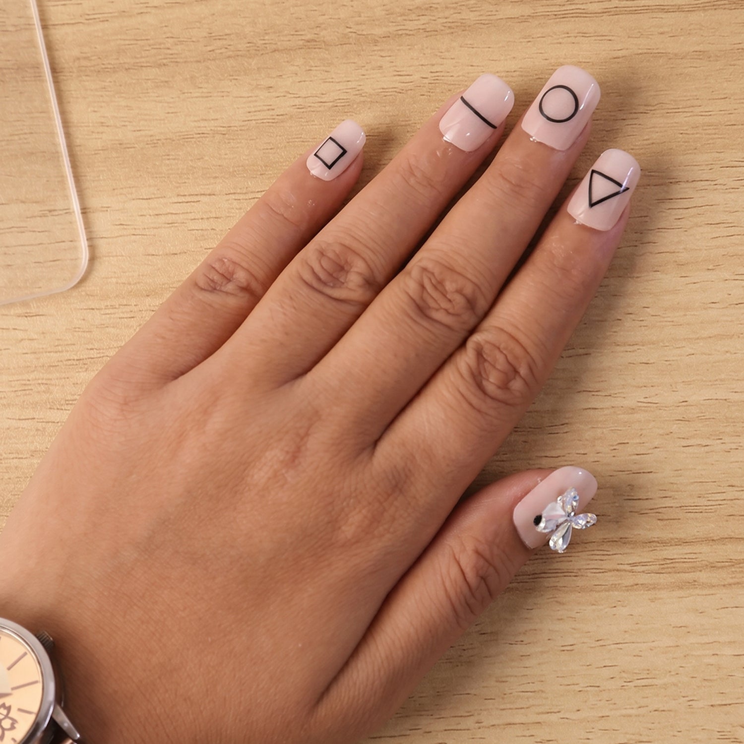 Elegant false nail set perfect for parties, weddings, and festivals.