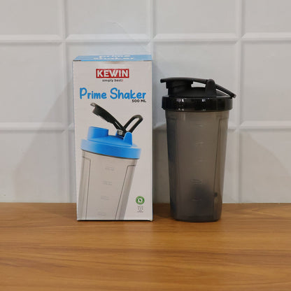 Lifestyle image of 500 ml plastic gym shaker bottle used during fitness exercise
