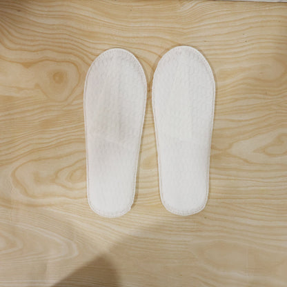 White disposable hotel slippers demonstrative image