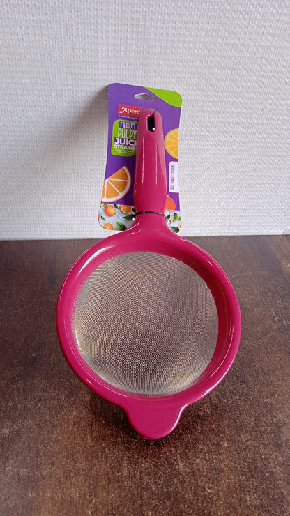 Compact medium juice strainer for pulp separation in juices